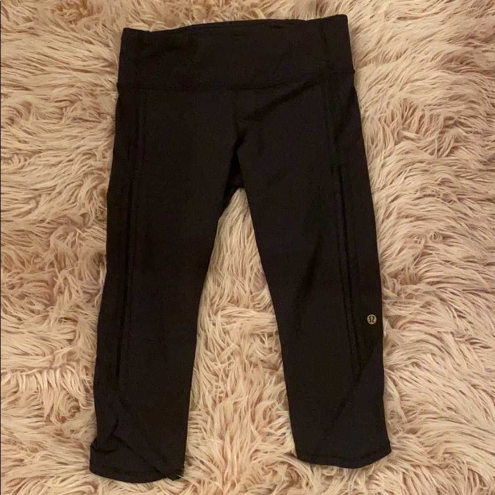 black lululemon capri leggings